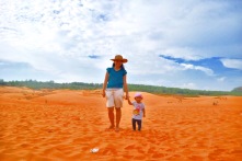toddler in mui ne, toddler in red sand dunes, Red Sand Dunes, Mui Ne, Vietnam, day trip mui ne